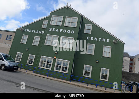 Stewart edificio in Shetland sulla banchina del porto a casa per la Shetland Centro di frutti di mare e di SNH con signage all'esterno dell'edificio Foto Stock