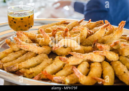 Gamberi fritti con salsa al frutto della passione Foto Stock