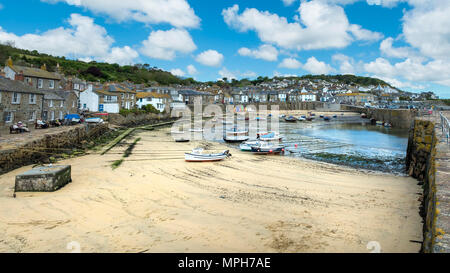 Una vista panoramica del porto di Mousehole in Cornovaglia. Foto Stock