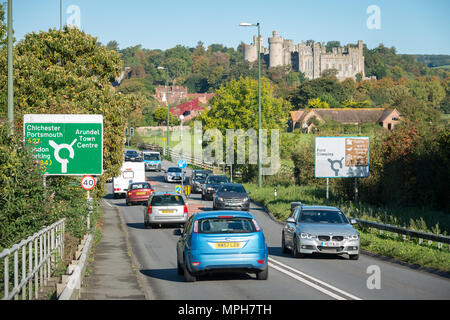 I veicoli che viaggiano lungo il bypass di Arundel, la A27 road, vicino al Castello di Arundel in Arundel, West Sussex, Regno Unito. Foto Stock