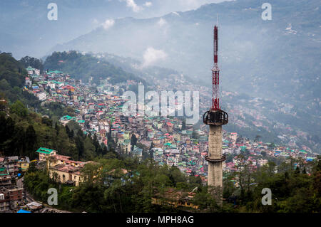 Vista panoramica di Gangtok downtown da Ganesh Tok, Sikkim, India Foto Stock