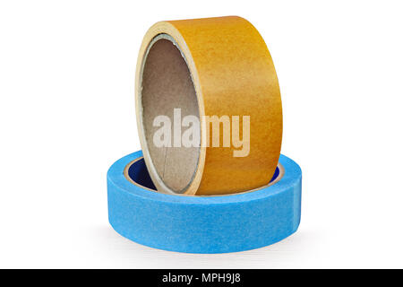 Un rotolo di giallo nastro biadesivo e un rotolo di nastro per mascheratura isolato blu su sfondo bianco, con percorso salvato. Foto Stock