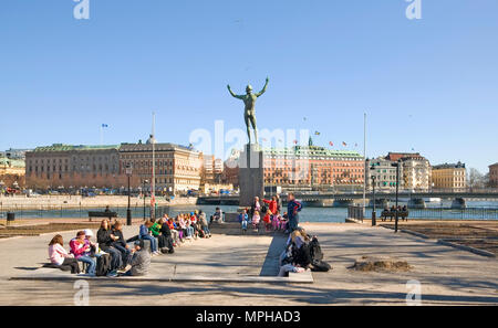 Stoccolma, Svezia - 14 Aprile 2010: Bambini vicino al Museo Medievale di Stoccolma e il cantante Sun scultura da Carl Milles Foto Stock