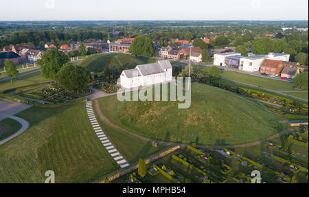 Patrimonio Mondiale dell'Unesco a Jelling in Danimarca con i tumuli dove il primo re e regina di Danimarca è stato sepolto nel decimo secolo. Foto Stock