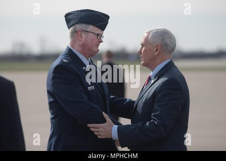 Col. David Mounkes (sinistra), Comandante della 123Airlift Wing, saluta il Vice Presidente Mike pence (destra) al Kentucky Air National Guard Base in Louisville, KY., 11 marzo 2017. Pence era in Louisville di parlare con i business leader in tema di assistenza sanitaria e per l'economia. (U.S. Air National Guard photo by Staff Sgt. Joshua Horton) Foto Stock