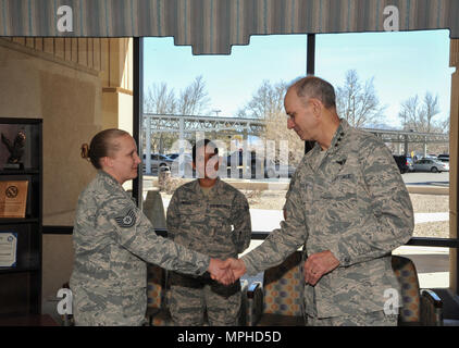 Lt. Gen. Mark Ediger, chirurgo generale della Air Force, monete Tech. Sgt. Tanya Cole, NCOIC del squadrone dentale durante una visita a Kirtland Air Force Base di Marzo 2. Ediger riconosciuti diversi membri del team di OSM per essere professionisti eccellenti nei loro campi di carriera. Foto Stock