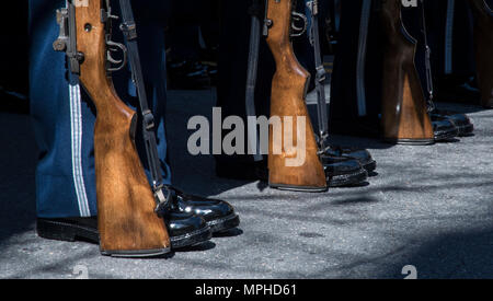 Gli Stati Uniti Air Force Guardia d'onore linee fino a attenzione prima del 2017 San Patrizio Parade di Alexandria, Virginia, Marzo 4, 2017. In aggiunta alla comparsa di tutti il servizio militare in onore guardie, la manifestazione ha ospitato anche un car show, dog show e spettacoli musicali. (U.S. Air Force foto di Senior Airman Jordyn Fetter) Foto Stock