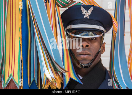 Airman 1. Classe Joron Foster, U.S. Air Force Guardia d'onore gli stati, sorge a attenzione dopo aver marciato nel 2017 san Patrizio Parade di Alexandria, Virginia, Marzo 4, 2017. In aggiunta alla comparsa di tutti il servizio militare in onore guardie, la manifestazione ha ospitato anche un car show, dog show e spettacoli musicali. (U.S. Air Force foto di Senior Airman Jordyn Fetter) Foto Stock