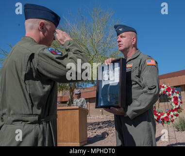 Col. Edwin Slocum, vice wing commander della 161Air Refuelling Wing, accetta il contrassegno di identificazione di Tech. Sgt. Donald J. aratro donata all'ala durante il trentacinquesimo rame annuale 5 Memorial al Goldwater Air National Guard Base, Mar. 13. Aratro era il boom operatore e membro dell'equipaggio a bordo di rame 5, Boeing KC-135A Stratotanker antenna a getto di rifornimento dal 161che è stato coinvolto in una collisione in volo con un aereo civile, uccidendo la persona quattro equipaggi sul Mar 13, 1982. Foto Stock