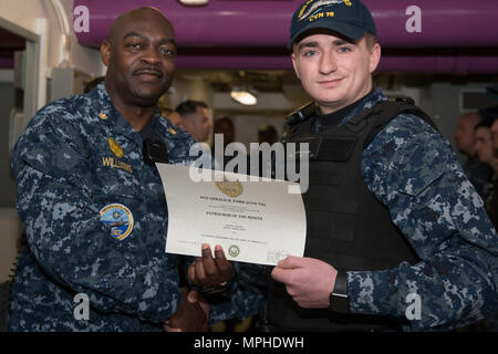 NEWPORT NEWS, Va. (14 marzo 2017) -- Master-at-Arms marinaio Justin Hillwig, assegnato al gruppo Pre-Commissioning Gerald Ford CVN (78), riceve il Patrolman del mese premio dal Lt. La Cmdr. Haywood Williams, Ford security officer. Hillwig ha ricevuto il premio per il miglior risultato durante il mese di febbraio. (U.S. Foto di Marina di Massa lo specialista di comunicazione di terza classe Cathrine Mae O. Campbell) Foto Stock