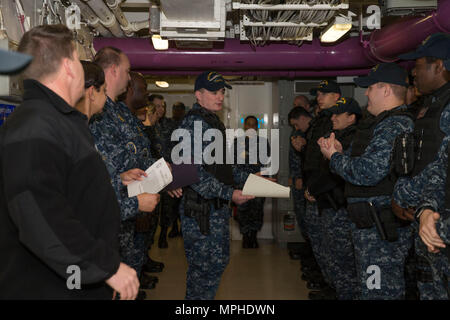 NEWPORT NEWS, Va. (14 marzo 2017) -- Unità Pre-Commissioning Gerald Ford (CVN 78) dipartimento di sicurezza marinai applaudire Master-at-Arms marinaio Justin Hillwig per ricevere il Patrolman del mese di aggiudicazione. Hillwig ha ricevuto il premio per il miglior risultato durante il mese di febbraio. (U.S. Foto di Marina di Massa lo specialista di comunicazione di terza classe Cathrine Mae O. Campbell) Foto Stock