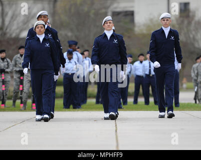 Membri del 334 Training Squadron regolamento team trapano effettuare durante il 81o gruppo di addestramento di drill down al Levitow Supporto Training Facility pad trapano 10 marzo 2017, su Keesler Air Force Base, Miss. Avieri dalla 81st TRG hanno gareggiato in un aperto trimestrale di ranghi di ispezione, regolamento routine trapano e punte di freestyle di routine con la 334 TRS "Gators" prendendo il primo posto. (U.S. Air Force foto di Kemberly Groue) Foto Stock