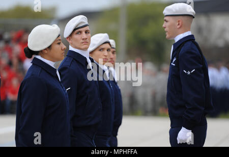 Membri del 334 Training Squadron regolamento team trapano effettuare durante il 81o gruppo di addestramento di drill down al Levitow Supporto Training Facility pad trapano 10 marzo 2017, su Keesler Air Force Base, Miss. Avieri dalla 81st TRG hanno gareggiato in un aperto trimestrale di ranghi di ispezione, regolamento routine trapano e punte di freestyle di routine con la 334 TRS "Gators" prendendo il primo posto. (U.S. Air Force foto di Kemberly Groue) Foto Stock