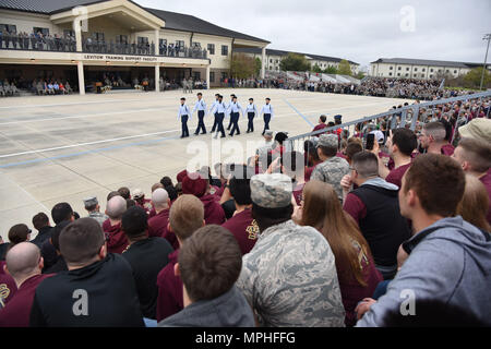 Membri del 338Training Squadron regolamento team trapano effettuare durante il 81o gruppo di addestramento di drill down al Levitow Supporto Training Facility pad trapano 10 marzo 2017, su Keesler Air Force Base, Miss. Avieri dalla 81st TRG hanno gareggiato in un aperto trimestrale di ranghi di ispezione, regolamento routine trapano e punte di freestyle di routine con la 334 TRS "Gators" prendendo il primo posto. (U.S. Air Force foto di Kemberly Groue) Foto Stock