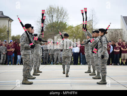 Membri del 334 Training Squadron freestyle team trapano effettuare durante il 81o gruppo di addestramento di drill down al Levitow Supporto Training Facility pad trapano 10 marzo 2017, su Keesler Air Force Base, Miss. Avieri dalla 81st TRG hanno gareggiato in un aperto trimestrale di ranghi di ispezione, regolamento routine trapano e punte di freestyle di routine con la 334 TRS "Gators" prendendo il primo posto. (U.S. Air Force foto di Kemberly Groue) Foto Stock