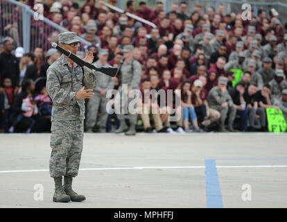 Airman Basic Pietro Torrella, 336a Training Squadron freestyle team di forare gli stati, gira un fucile durante la 81st gruppo Formazione di drill down al Levitow Supporto Training Facility pad trapano 10 marzo 2017, su Keesler Air Force Base, Miss. Avieri dalla 81st TRG hanno gareggiato in una apertura di ispezione ranghi, regolamento routine trapano e punte di freestyle di routine con la 334 TRS "Gators" prendendo il primo posto. (U.S. Air Force foto di Kemberly Groue) Foto Stock