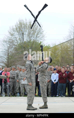 Avieri 1a classe Ammon Barker e Joshua Grenier, 338Training Squadron freestyle trapanare i membri del team, spin fucili a canna rigata durante il 81o gruppo di addestramento di drill down al Levitow Supporto Training Facility pad trapano 10 marzo 2017, su Keesler Air Force Base, Miss. Avieri dalla 81st TRG hanno gareggiato in un aperto trimestrale di ranghi di ispezione, regolamento routine trapano e punte di freestyle di routine con la 334 TRS "Gators" prendendo il primo posto. (U.S. Air Force foto di Kemberly Groue) Foto Stock