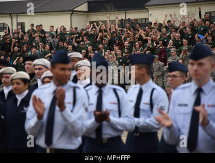 Membri del 334 Training Squadron allegria durante il 81o gruppo di addestramento di drill down al Levitow Supporto Training Facility pad trapano 10 marzo 2017, su Keesler Air Force Base, Miss. Avieri dalla 81st TRG hanno gareggiato in un aperto trimestrale di ranghi di ispezione, regolamento routine trapano e punte di freestyle di routine con la 334 TRS "Gators" prendendo il primo posto. (U.S. Air Force foto di Kemberly Groue) Foto Stock