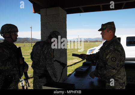 FORT HUNTER LIGGETT, California - Il duecentesimo della Polizia Militare del comando hanno condotto il loro miglior guerriero concorsi a Fort Hunter Liggett nel marzo 2017. Sgt. Ryan Vehouc con 88 MP Azienda passa fuori le munizioni ai soldati a competere in M-9 armi di qualificazione. (US Army Reserve foto di Amy Phillips/rilasciato) Foto Stock