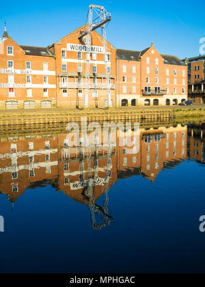 Edifici storici sulla banchina Woodsmill Queen's Staithe riflessa nella luce del mattino nel fiume Ouse nel centro di York Foto Stock