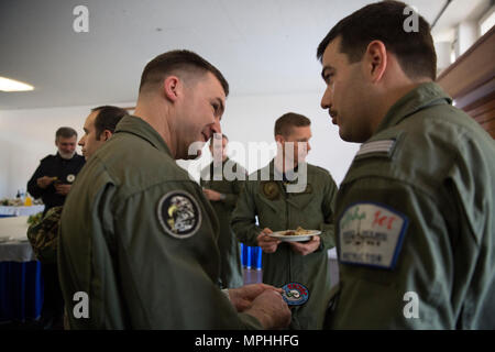 Lt. Col. Greig T. Gehman, comandante della Special Purpose Marine Air Ground Task Force-Crisis Response-Africa Aviazione dell elemento di combattimento, sinistra, riceve una unità patch da un pilota portoghese durante l'esercizio reale del disgelo 17 a Beja, Portogallo, Marzo 14, 2017. SPMAGTF-CR-AF ha partecipato al disgelo reale 17, un portoghese-led forze congiunte esercizio, per migliorare l'interoperabilità e la capacità di cooperazione con gli alleati della NATO per il real-world operations. (U.S. Marine Corps foto di Sgt. Jessika Braden) Foto Stock