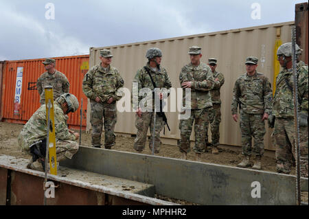 Aviosuperficie di Bagram, Afghanistan (Mar. 15, 2017) - USA Esercito il Mag. Gen. William Hickman (centro) è informato circa il progetto in corso per estendere il campo di aviazione della parete perimetrale e il basamento in calcestruzzo Lavori in corso da parte di membri del Puerto Rico Esercito Nazionale soldati di guardia. Foto Stock