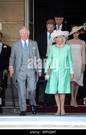 22 maggio 2018 Londra UK Gran Bretagna il principe Carlo e Camilla, la duchessa di Cornovaglia con il principe Harry e Meghan, duchessa di Sussex ad una festa in giardino a Buckingham Palace di Londra che ella è la partecipazione come suo primo royal impegno dopo essere sposati.L'evento fa parte delle celebrazioni per la festa di compleanno70th del Principe di Galles. Foto Stock