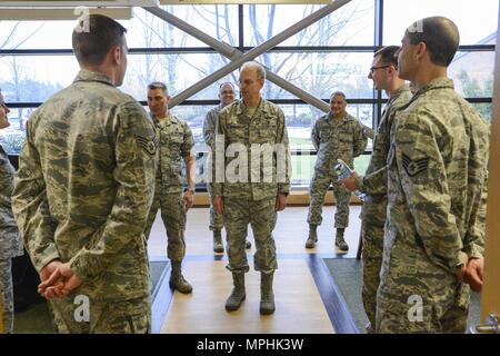 Lt. Gen. Mark Ediger, Air Force chirurgo generale, parla con sessantaduesima Medical Squadron aviatori Marzo 7, 2017, a base comune Lewis-Mccorda, nello Stato di Washington Durante la sua visita, Ediger ha incontrato con la sessantaduesima MDS leadership e Avieri per acquisire una migliore comprensione del gruppo la missione. (U.S. Air Force foto di Master Sgt. Sean Tobin) Foto Stock