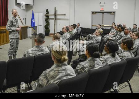 Lt. Gen. Mark Ediger, Air Force chirurgo generale, contiene una chiamata a tutti con la sessantaduesima Medical Squadron aviatori Marzo 7, 2017, a base comune Lewis-Mccorda, nello Stato di Washington Tra gli altri argomenti, Ediger ha discusso la modifica di missione di medico dispiegato aviatori come membri di continuare a distribuire a più postazioni remote. (U.S. Air Force foto di Master Sgt. Sean Tobin) Foto Stock