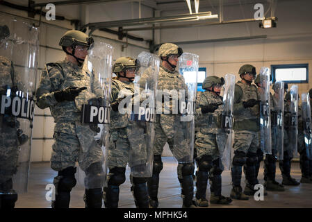 Le forze di sicurezza specialisti assegnati al 182nd delle forze di sicurezza Squadron, Illinois Air National Guard, pratica toccando la cadenza con i loro bastoni per coordinare le loro attività di formazione durante disordini civili formazione in Peoria, Illinois, il 4 marzo 2017. Lo squadrone treni in confronto management come parte della Air National Guard ha la missione di essere la prima scelta per le operazioni di patria. (U.S. Air National Guard foto di Tech. Sgt. Buehrer Lealan) Foto Stock