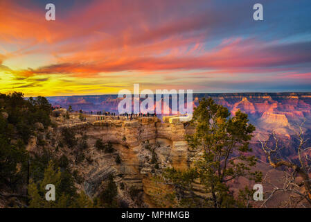 Il tramonto sopra bordo sud del Grand Canyon dal Mather Point Foto Stock