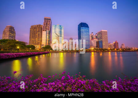 Ratchada lago nel Parco Benjakitti a Bangkok, in Thailandia Foto Stock