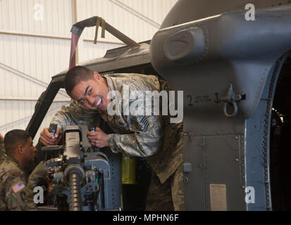 Stati Uniti Air Force Tech. Sgt. Allan Manuel, xviii ingegnere civile Squadron non commissionato ufficiale responsabile del rivestimento protettivo, assume il controllo di un lato-montato M-2 mitragliatrice, 15 marzo 2017, a Kadena Air Base, Giappone. La HH-60G Pave Hawk dispone di due M-2s, uno montato su ciascun lato del velivolo. (U.S. Air Force foto di Airman 1. Classe Quay Drawdy) Foto Stock