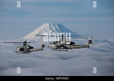 Un UH-1Y Venom conduce il modo per un AH-1Z Viper battenti dal Monte Fuji, Shizuoka, Giappone, 12 marzo 2017. Luce subacquea attacco squadrone elicottero 267 convalidato il long-range capacità dei serbatoi di combustibile ausiliari sul loro H-1 piattaforma da elicotteri volare oltre 314 miglia nautiche durante una gamba dei quattro giorni di funzionamento, Marzo 10. Questi velivoli' intervallo esteso è cruciale per il mantenimento di una più forte e più capace distribuita vigore nella Indo-Asia-regione del Pacifico. I marines a bordo dell aeromobile sono con HMLA-267, attualmente assegnati alle Marine Aircraft Group 36, primo velivolo Marina Wing, III Foto Stock