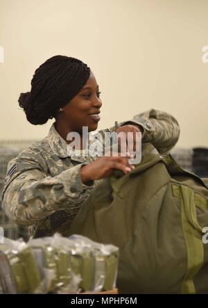 Senior Airman Sierra Muller, XXII Medicina Aerospaziale squadrone della sanità pubblica tecnico e la ventiduesima disponibilità logistica Squadron augmentee, processo aiuta gli avieri tramite pre-procedure di distribuzione durante un esercizio di formazione Febbraio 28, 2017 a McConnell Air Force Base, Kan. Augmentees vengono tirati da varie squadre sulla base e utilizzati in altre sezioni durante i momenti in cui il ritmo delle operazioni è più alta del solito. (U.S. Air Force foto/Airman 1. Classe Erin McClellan) Foto Stock