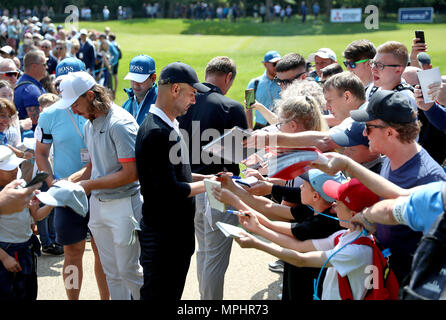 L'Inghilterra del Tommy Fleetwood (sinistra) e Pep Guardiola firmare autografi durante la Pro-Am per il 2018 BMW PGA Championship di Wentworth Golf Club, Surrey. Foto Stock