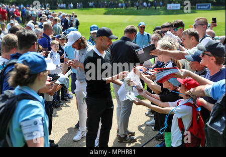 L'Inghilterra del Tommy Fleetwood (sinistra) e Pep Guardiola firmare autografi durante la Pro-Am per il 2018 BMW PGA Championship di Wentworth Golf Club, Surrey. Foto Stock