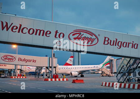 Sofia, Bulgaria - 22 Maggio 2018: aereo al terminale di gate di airport Foto Stock