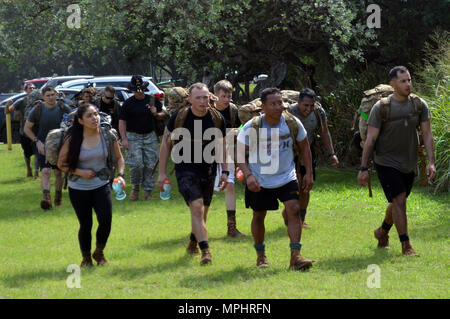 I soldati assegnati al 3° Stormo, 4° reggimento di cavalleria, 3° Brigata Team di combattimento, XXV divisione di fanteria, finire una 12-ora ruck marzo a Waimea Bay Beach Park, Hawaii, il 9 marzo 2017. Più di 80 soldati dalla squadrone ha partecipato alla 48 ora-lungo sperone Ride evento. (U.S. Foto dell'esercito da Staff Sgt. Armando R. Limon, 3° Brigata Team di combattimento, XXV divisione di fanteria) Foto Stock