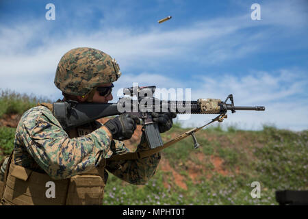 MARINE CORPS BASE HAWAII - Capt. Frederick lunedì, il comandante del Combat Assault Compnay, 3° Reggimento Marine, impegna gli obiettivi statico a gamma 6 a bordo del Marine Corps Kaneohe Bay gamma Training Facility, Marzo 15, 2017. Marines con CAC condotta tabella cinque e sei corsi di fuoco, parte la loro annuale pre-qualifica di implementazione. (U.S. Marine Corps foto di Cpl. Gesù Sepulveda Torres) Foto Stock