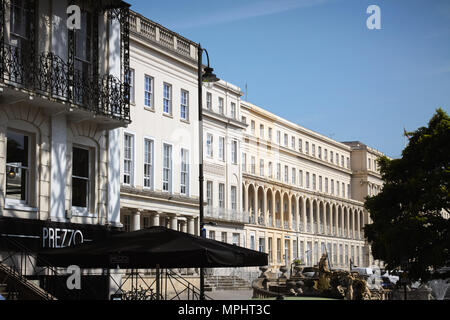 Grandi edifici di regency compresi Cheltenham Borough del Consiglio gli uffici comunali visto dal lungomare, Cheltenham, Gloucestershire Foto Stock