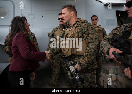 Cpl. Brandon L. Navoczynski, una macchina gunner assegnati a scopo speciale Marine Air Ground Task Force-Crisis Response-Africa, grandi incaricato d' affari Herro Mustafa durante una visualizzazione statica visualizza per esercitare il disgelo reale 17 a Beja, Portogallo, Marzo 14, 2017. SPMAGTF-CR-AF ha partecipato al disgelo reale 17, un portoghese-led forze congiunte esercizio, per migliorare l'interoperabilità e la capacità di cooperazione con gli alleati della NATO per il real-world operations. (U.S. Marine Corps foto di Sgt. Jessika Braden) Foto Stock