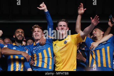 Shrewsbury Town Jon Nolan (seconda a sinistra) e la città di Shrewsbury portiere Dean Henderson festeggia con i compagni di squadra dopo la vittoria dei playoff semi contro il Charlton Athletic Foto Stock