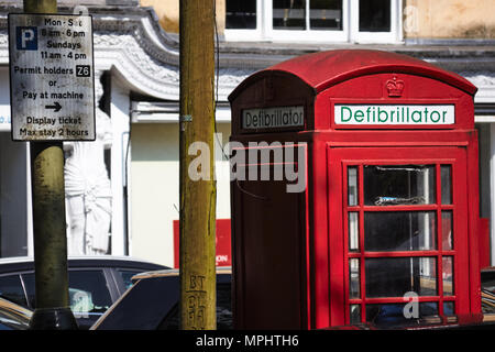 Britannico tradizionale telefono rosso box convertito a un pubblico / street defibrillatore. Montpellier, Cheltenham, Gloucestershire Foto Stock