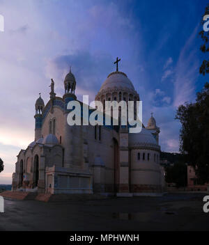 Vista esterna alla cattedrale di Notre Dame d'Afrique ad Algeri, Algeria Foto Stock