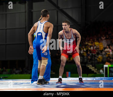 GOLD COAST, Australia - 12 aprile: Steven Takahashi del Canada v Rahul consapevole dell India a competere in uomini 57kg medaglia d oro Freestyle corrispondere l'oro Co Foto Stock