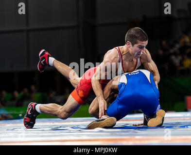 GOLD COAST, Australia - 12 aprile: Steven Takahashi del Canada v Rahul consapevole dell India a competere in uomini 57kg medaglia d oro Freestyle corrispondere l'oro Co Foto Stock