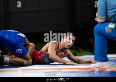 GOLD COAST, Australia - 12 aprile: Steven Takahashi del Canada v Rahul consapevole dell India a competere in uomini 57kg medaglia d oro Freestyle corrispondere l'oro Co Foto Stock