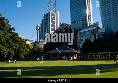 06.05.2018, Sydney, Nuovo Galles del Sud, Australia - una vista dai Royal Botanic Garden a Sydney la skyline della città del Central Business District. Foto Stock