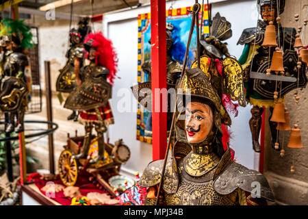 Tradizionale pupi utilizzati per l' Opera dei Pupi è una rappresentazione teatrale di marionette di poesie romantiche frank, Italia Foto Stock